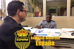 Carlos Mejía mientras estampaba su firma con el Real España.