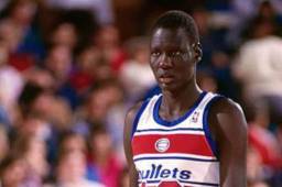 Manute Bol, ex jugador de la NBA procedente de Sudán habría mentido acerca de su edad y se dice que jugó baloncesto a sus 50 años.