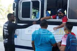 Yustin Arboleda saluda al popular 'Colocho' uno de los utileros del Marathón.