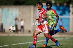 Real de Minas y Vida disputan un intenso partido en el Marcelo Tinoco de Danlí. Foto: Emilio Flores.