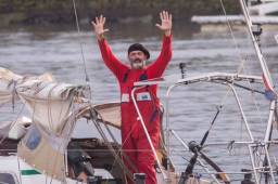 Momentos cuando el navegante argentino, Juan Manuel Ballestero, llegaba a la costa de Mar del Plata tras tres meses en el Atlántico al salir de Portugal.