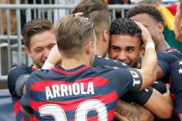 Dominic Dwayer felicitado por su compañeros luego de su anotación.