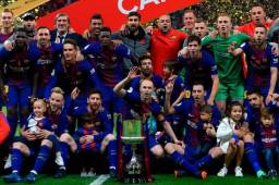 Andrés Iniesta levantó su último título de campeón de Copa con el Barcelona. FOTOS: AFP
