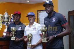 Yustin Arboleda (derecha) posa junto a Pedro Troglio (centro) y Deiby Flores (izquierda) con sus respectivos Premios DIEZ. Foto: Neptalí Romero.