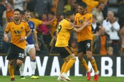 Raúl Jiménez celebrando su anotación ante el Everton.