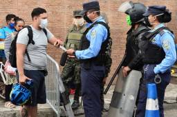 Las autoridades policiales y militares están tratando de controlar que la población solo salga a las calles de acuerdo a la terminación del número de identidad. AFP