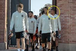 El portero hondureño Luis López cuando ingresaba al complejo de entrenamientos atrás del mexicano Carlos Vela, quien es la estrella del equipo angelino.