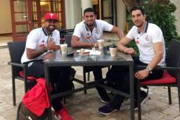 El portero canalero José Calderón (centro) es el nuevo jugador del Marathón y será anunciado en los próximos días. Aquí junto a Penedo. Foto cortesía