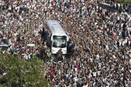 Así fue la llegada del Real Madrid al Santiago Bernabéu para disputar el Clásico.