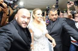Momento en que Andrea Salas llegaba a la Iglesia con su vestido de diseñadora portuguesa.