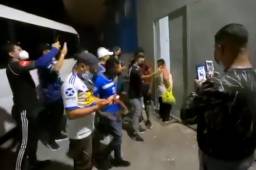 Diego Vázquez fue esperado por los aficionados a su salida del estadio Nacional tras el juego Motagua-Platense