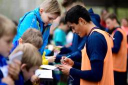 El hondureño Andy Najar es muy querido por los aficionados del Anderlecht y así fue arropado por los niños que le pedía autógrafos. Fotos cortesía Club Anderlecht