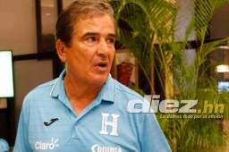 El DT de la Selección de Honduras, Jorge Luis Pinto, conversa con Carlo Costly en el último entrenamiento de la Selección en Trinidad. Foto Delmer Martínez