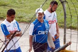 Jorge Luis Plinto platica con Jorge Claros y Alfredo Mejía tras finalizado el entrenamiento de honduras.