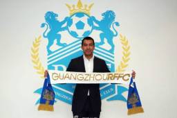 Van Bronckhorst ha sido presentado de forma oficial como nuevo técnico del Guangzhou R&F chino.
