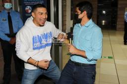 Teófimo López muestra sus puños ante el lente de DIEZ y tuvo un pequeño agarrón con el periodista Carlos Castellanos.