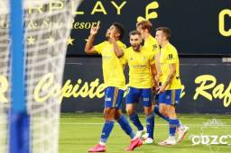 El Choco Lozano celebrando con sus compañeros su doblete anotado con el Cádiz en la segunda división de España. Foto cortesía Cádiz