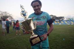 Julio 'Rambo' de León con la Copa de la Paz que ganó Municipal Limeño este sábado. El hondureño ha puesto a soñar a la afición Chanchera. Foto @Elgraficionado
