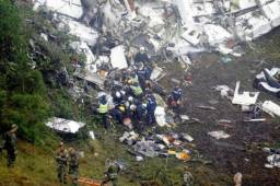 Los restos del avión LaMia que se estrelló a las cercanías de Medellín.