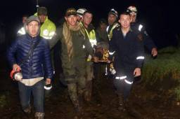 Los rescatistas colombianos se hicieron presente al trágico lugar inmediatamente donde fallecieron jugadores del Chapecoense.