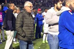 Manuel Keosseián, molesto, veía como Motagua celebraba la copa este domingo.