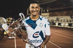 Acosta posando con el Trofeo Sebastián Martín Melo que ganó con el Tenerife hace unas semanas Foto cortesía: El Dorsal.