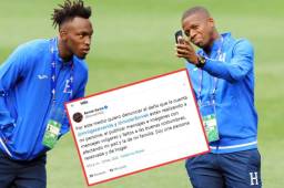 El mediocampista Boniek García ha sido parte de la Selección Nacional de Honduras. En esta imagen comparte con Alberth Elis algo de su aparato móvil. Foto archivo