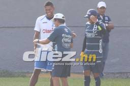 Carlo Costly se mostó sonriente al momento de dialogar con el técnico Jorge Luis Pinto. FOTO: Delmer Martinez