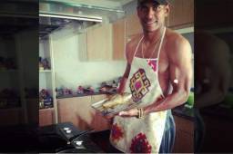 Carlo Costly se relaja cocinando antes del partido eliminatorio Honduras-México en el Azteca. Hace cuatro años fue uno de los verdugos del Tri en el recordado 'Aztecazo'.