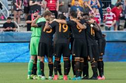 Los jugadores hondureños se quedaron en la banca del Houston Dynamo.