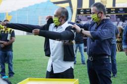 Momentos cuando el entrenador del Real España, Raúl 'El Potro' Gutiérrez, recibía la chumpa aurinegra por parte del presidente, Elías Burbara. Fotos José Cantarero
