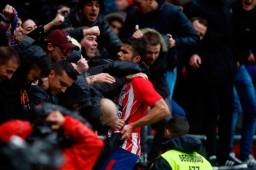 Costa celebró de manera eufórica con la afición, lo que le costó la segunda amarilla y expulsión.