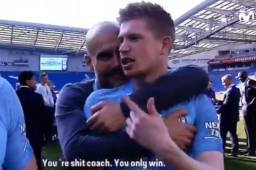 Kevin de Bruyne bromeó con Guardiola durante la celebración del título del Manchester City.