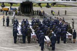 Momento en que iban a ser subidos los cuerpos de los 19 futbolistas colombianos.