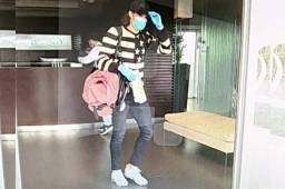 El atacante Edinson Cavani llegó a su país bien protegido.