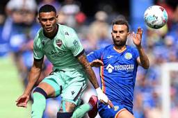 Kervin Arriaga disputando una pelota contra Borja Mayoral.