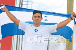 El jugador hondureño Julio Moncada se siente orgulloso de posar con la bandera catracha, la que piensa hacer flamear próximamente en la MLS. Foto DIEZ