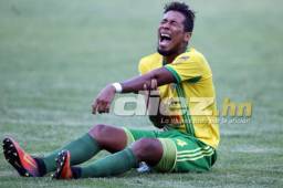 'Pilín' Cárcamo salió del estadio Nacional en ambulancia directo a un centro médico. El propio jugador confirmó que será operado y se perderá el resto del Clausura. Foto Ronald Aceituno