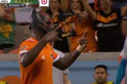 Elis celebrando su tanto ante el New York City con su peculiar máscara.