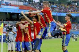 Los jugadores de España celebrando la primera anotación del partido.