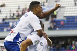 El hondureño Bryan Acosta celebra uno de los goles del Tenerife que vapuleó al Alcorcón en la segunda de España. Foto cortesía La Liga