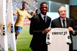 Vinicius Jr. fue presentado en el Real Madrid por el presidente Florentino Pérez.