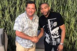 El presidente de Real Sociedad, Ricardo Elencoff junto a Wilson Palacios después de llegar a un acuerdo exitoso. Foto cortesía Real Sociedad.