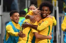 Brazil's Philippe Coutinho (C) celebrates with teammates after scoring against Ecuador during their 2018 World Cup football qualifier match in Porto Alegre, Brazil, on August 31, 2017. / AFP PHOTO / Nelson ALMEIDA