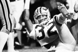 Orlando McDaniel jugó con los Broncos de Denver en la NFL.