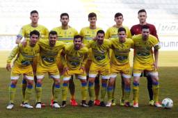 El delantero hondureño Jonathan Rubio, primero de los agachados de izquierda a derecha, con el Arandina de la tercera división de España. Foto cortesía Arandina