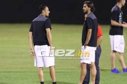 Keylor Navas y Bryan Ruiz reconociendo la cancha del estadio Morazán.
