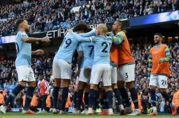 Los jugadores del Manchester City celebran uno de los goles.