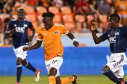 Alberth Elis tuvo en la segunda parte un mano a mano con el arquero, pero la erró. Foto @HoustonDynamo