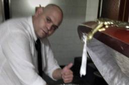 Como Diego Molina ha sido identificado uno de los empleados de la funeraria que tomó fotos al cuerpo de Maradona.